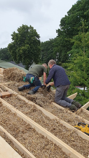 Het dak wordt gevuld met strobalen